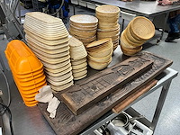 Diverse deegmandjes en mallen - afbeelding 1 van  1