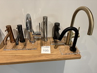 Diverse demo kranen op kunststof voet. - afbeelding 1 van  2