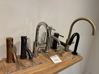 Diverse demo kranen op kunststof voet. - afbeelding 2 van  2