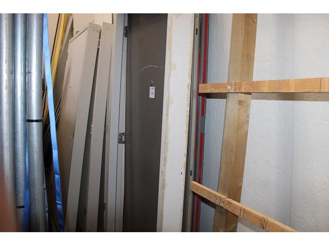 Diverse deuren en kozijnen, totaal acht stuks. - afbeelding 1 van  3