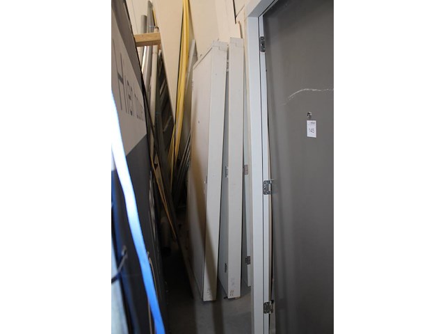 Diverse deuren en kozijnen, totaal acht stuks. - afbeelding 2 van  3