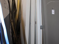 Diverse deuren en kozijnen, totaal acht stuks. - afbeelding 2 van  3