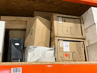 Diverse dispensers en vlamdovende afvalbakjes - afbeelding 1 van  2