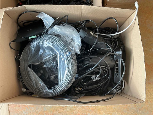 Diverse docks, toetsenborden en ict benodigdheden - afbeelding 3 van  8