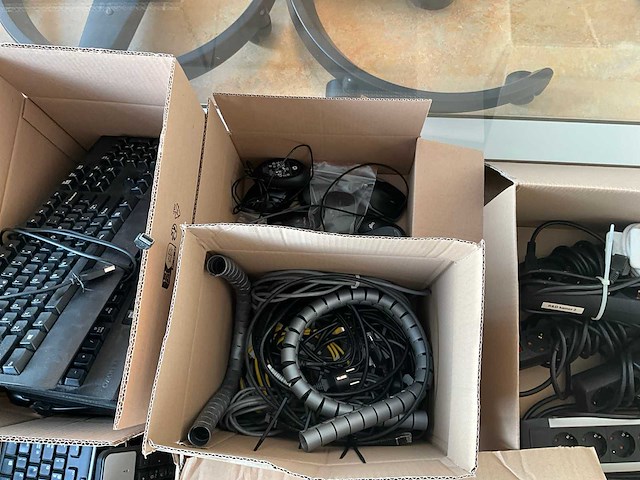 Diverse docks, toetsenborden en ict benodigdheden - afbeelding 6 van  8