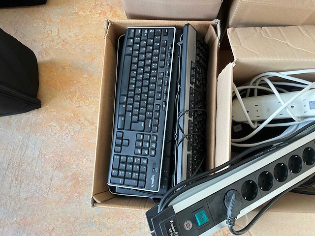 Diverse docks, toetsenborden en ict benodigdheden - afbeelding 8 van  8