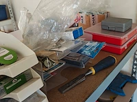 Diverse doe het zelf materiaal inclusief stelling - afbeelding 2 van  8