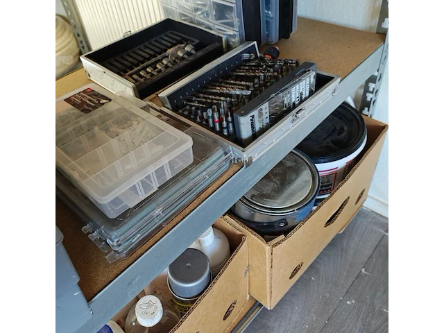 Diverse doe het zelf materiaal inclusief stelling - afbeelding 4 van  8