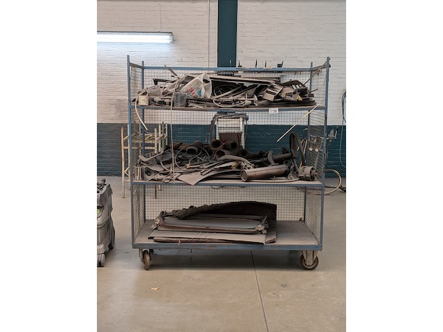 Diverse eend onderdelen in magazijnwagen - afbeelding 1 van  25