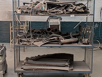 Diverse eend onderdelen in magazijnwagen