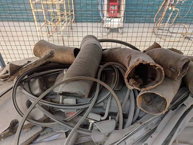 Diverse eend onderdelen in magazijnwagen - afbeelding 13 van  25