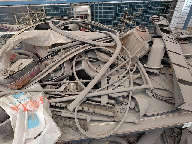 Diverse eend onderdelen in magazijnwagen - afbeelding 21 van  25