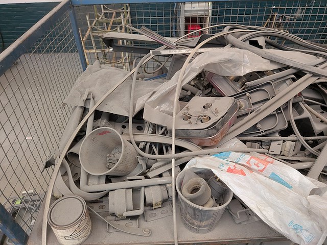 Diverse eend onderdelen in magazijnwagen - afbeelding 22 van  25