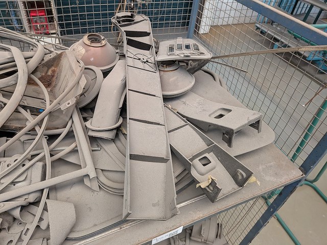 Diverse eend onderdelen in magazijnwagen - afbeelding 23 van  25