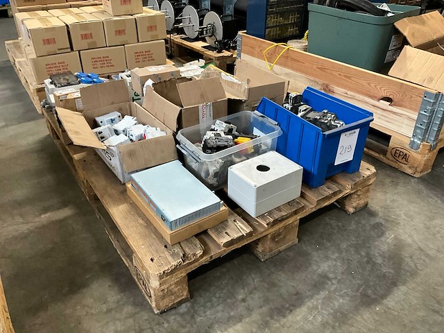 Diverse elektra installatie materiaal - afbeelding 4 van  11