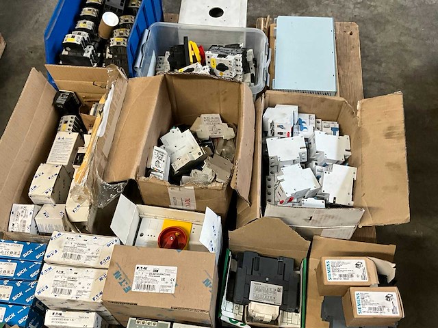 Diverse elektra installatie materiaal - afbeelding 2 van  9