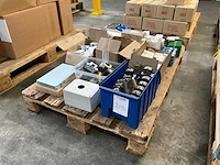 Diverse elektra installatie materiaal - afbeelding 1 van  9