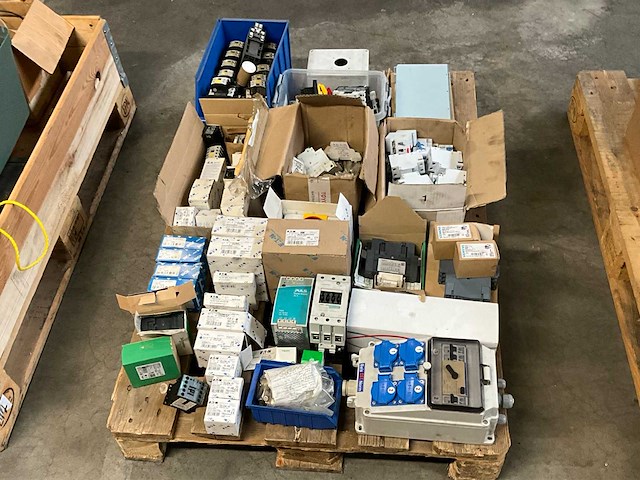 Diverse elektra installatie materiaal - afbeelding 8 van  9