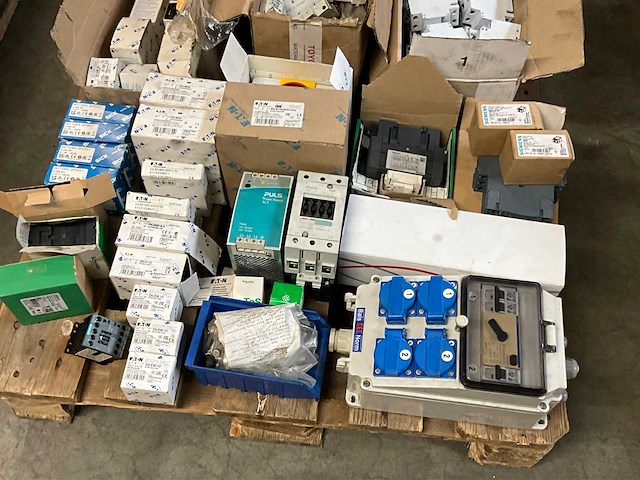 Diverse elektra installatie materiaal - afbeelding 9 van  9