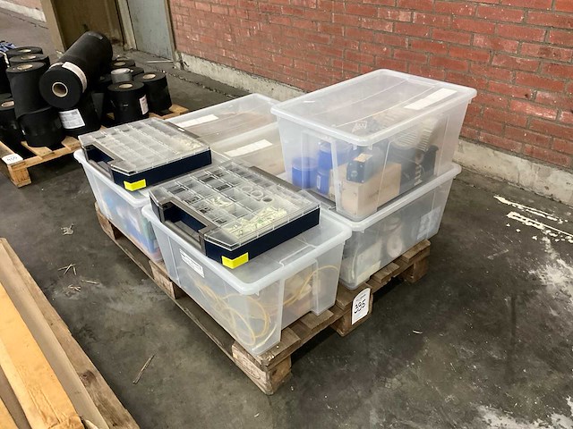 Diverse elektra installatie materialen - afbeelding 1 van  9