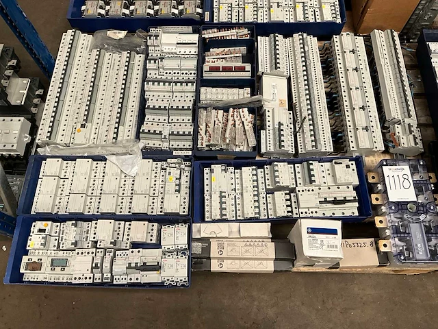 Diverse elektra installatie materialen - afbeelding 1 van  5