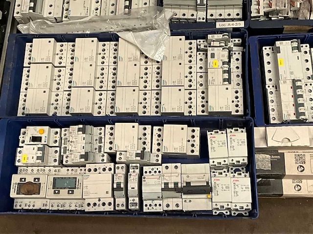 Diverse elektra installatie materialen - afbeelding 2 van  5