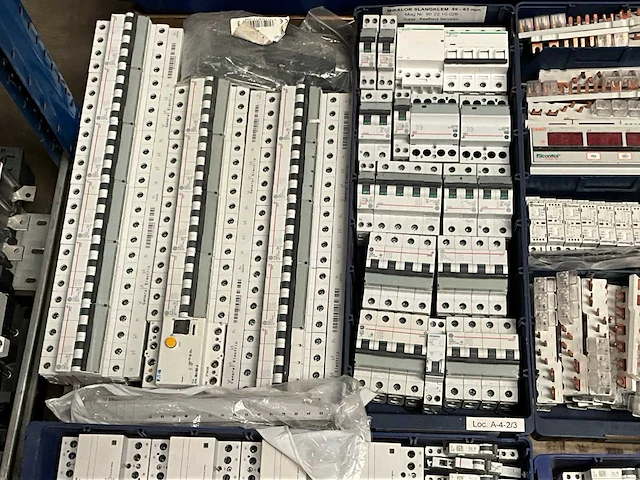 Diverse elektra installatie materialen - afbeelding 3 van  5