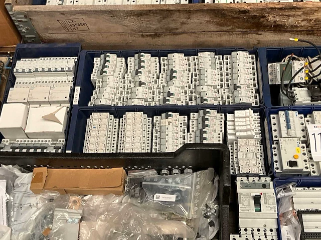 Diverse elektra installatie materialen - afbeelding 2 van  5