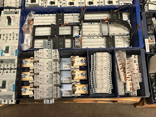 Diverse elektra installatie materialen - afbeelding 4 van  5