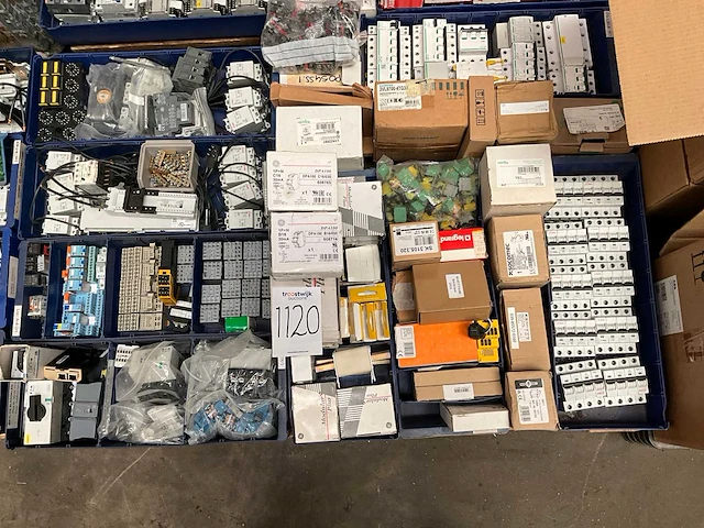 Diverse elektra installatie materialen - afbeelding 1 van  5