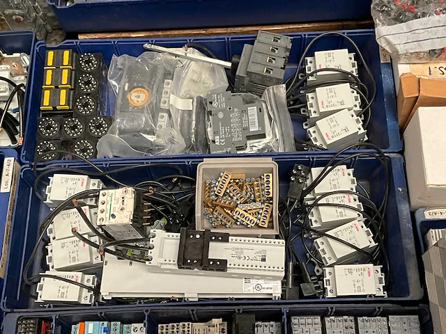 Diverse elektra installatie materialen - afbeelding 2 van  5