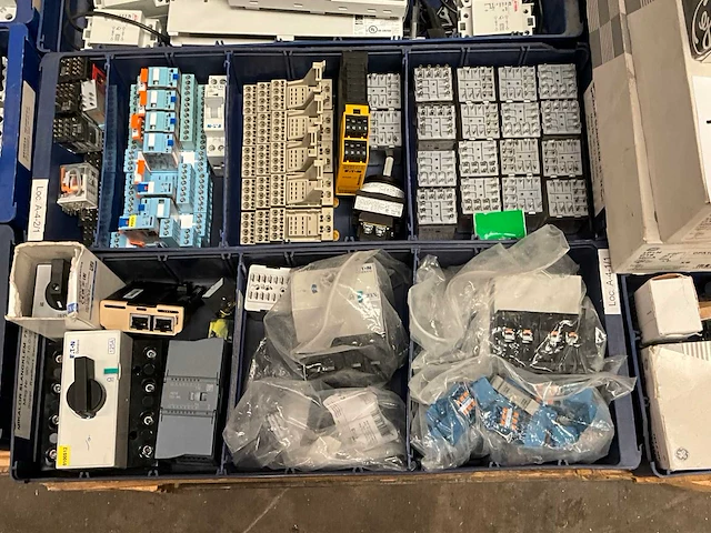 Diverse elektra installatie materialen - afbeelding 3 van  5