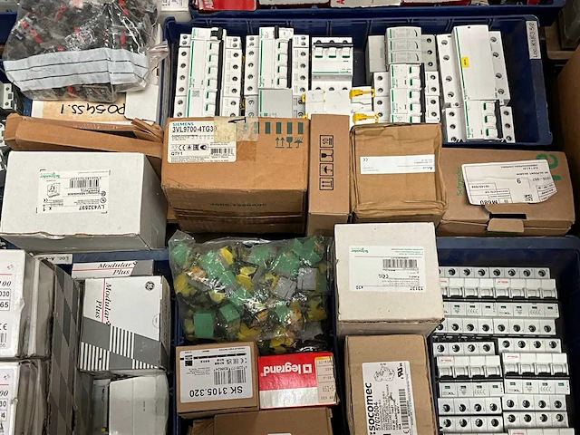 Diverse elektra installatie materialen - afbeelding 5 van  5
