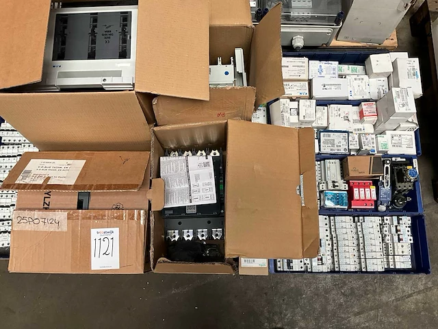 Diverse elektra installatie materialen - afbeelding 1 van  7