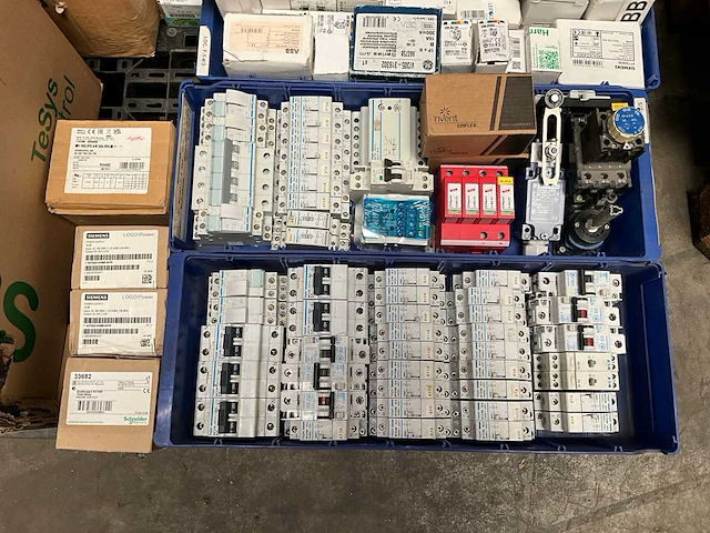 Diverse elektra installatie materialen - afbeelding 2 van  7