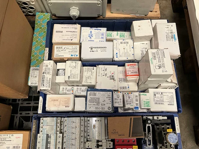 Diverse elektra installatie materialen - afbeelding 3 van  7