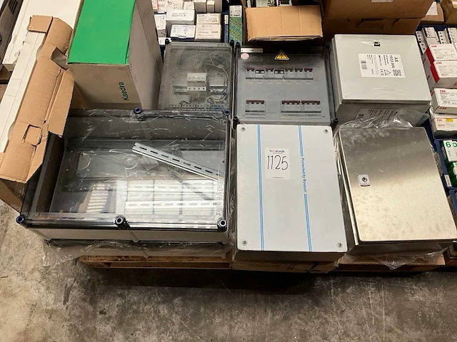 Diverse elektra installatie materialen - afbeelding 1 van  11