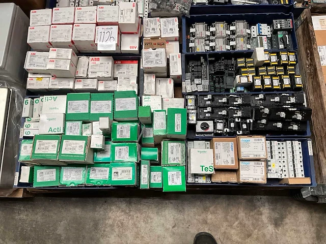 Diverse elektra installatie materialen - afbeelding 1 van  5