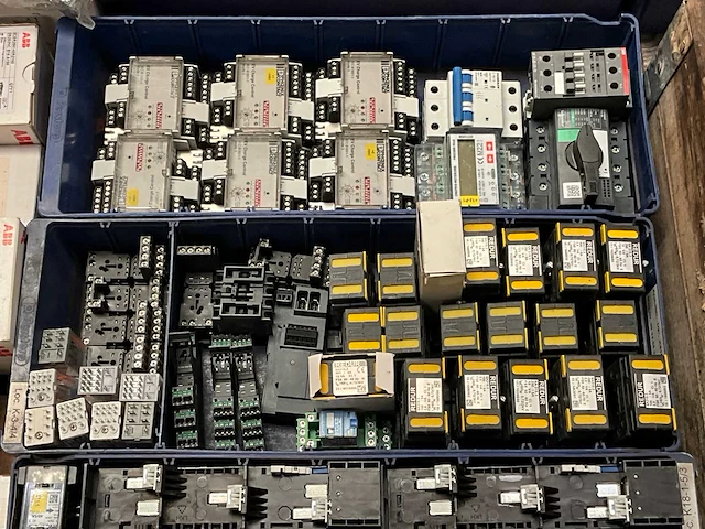 Diverse elektra installatie materialen - afbeelding 2 van  5