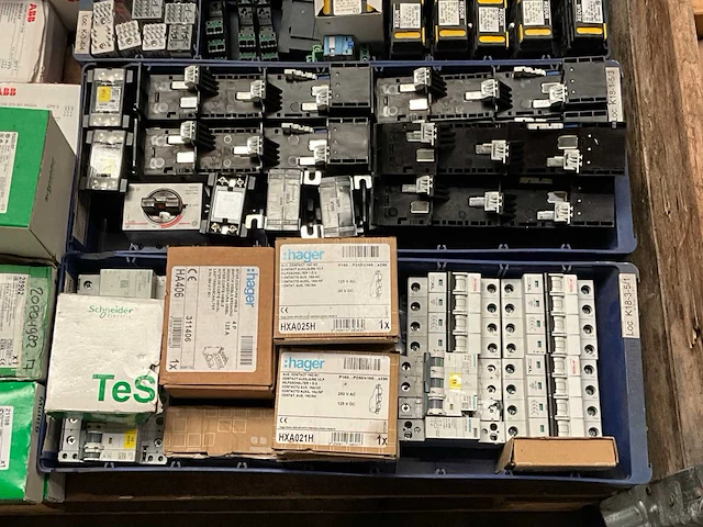 Diverse elektra installatie materialen - afbeelding 3 van  5