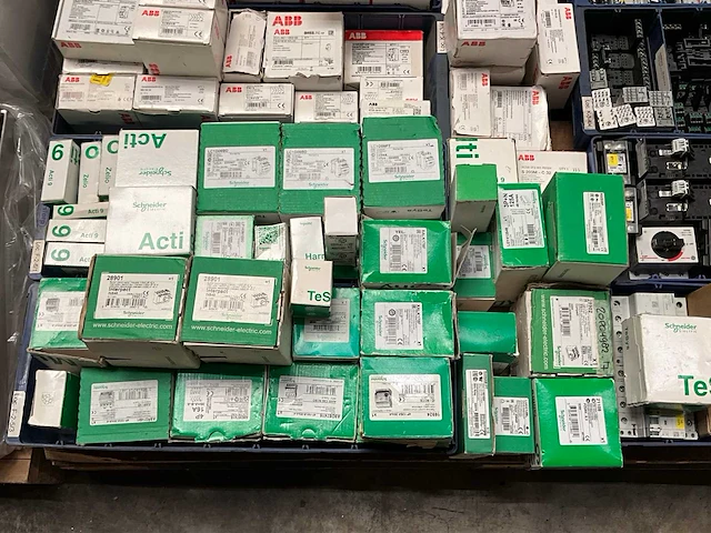 Diverse elektra installatie materialen - afbeelding 4 van  5