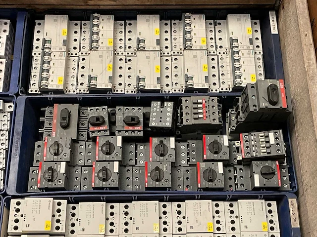 Diverse elektra installatie materialen - afbeelding 2 van  6