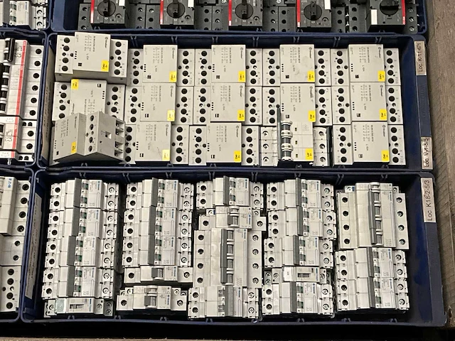 Diverse elektra installatie materialen - afbeelding 3 van  6