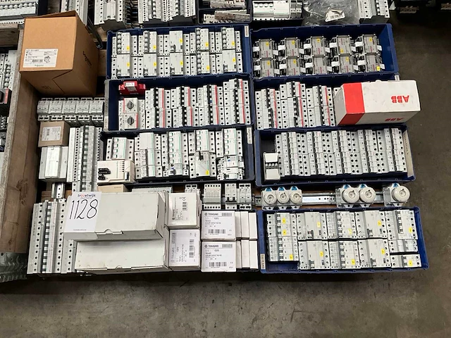Diverse elektra installatie materialen - afbeelding 1 van  7