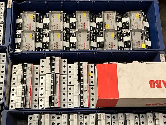 Diverse elektra installatie materialen - afbeelding 2 van  7
