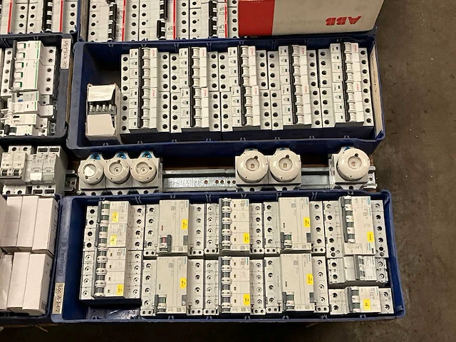 Diverse elektra installatie materialen - afbeelding 3 van  7