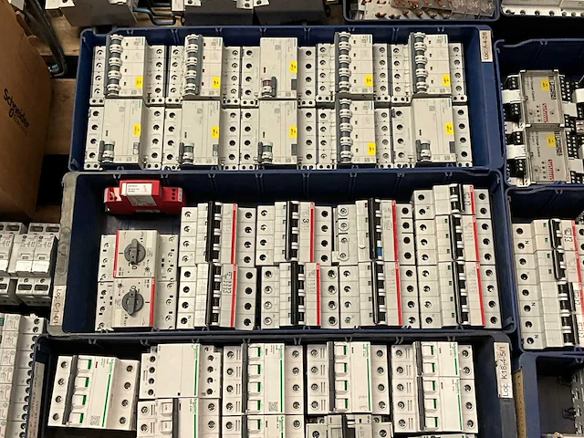 Diverse elektra installatie materialen - afbeelding 4 van  7