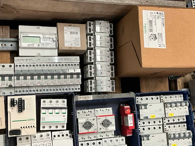 Diverse elektra installatie materialen - afbeelding 7 van  7