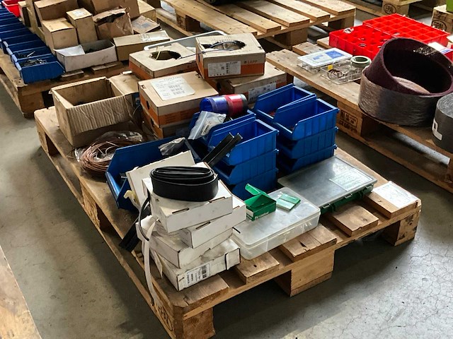 Diverse elektra materialen - afbeelding 2 van  2