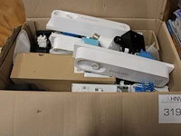 Diverse elektramaterialen op schap, w.o. draad, inbouwlampen en verlichtingssensoren. - afbeelding 2 van  6